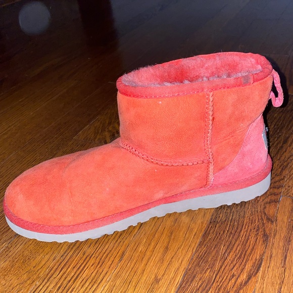 Ugg Classic Mini Boots Big Kid Size 6 1003637Y Red Shoe RIGHT BOOT ONLY AMPUTEE - Picture 2 of 7
